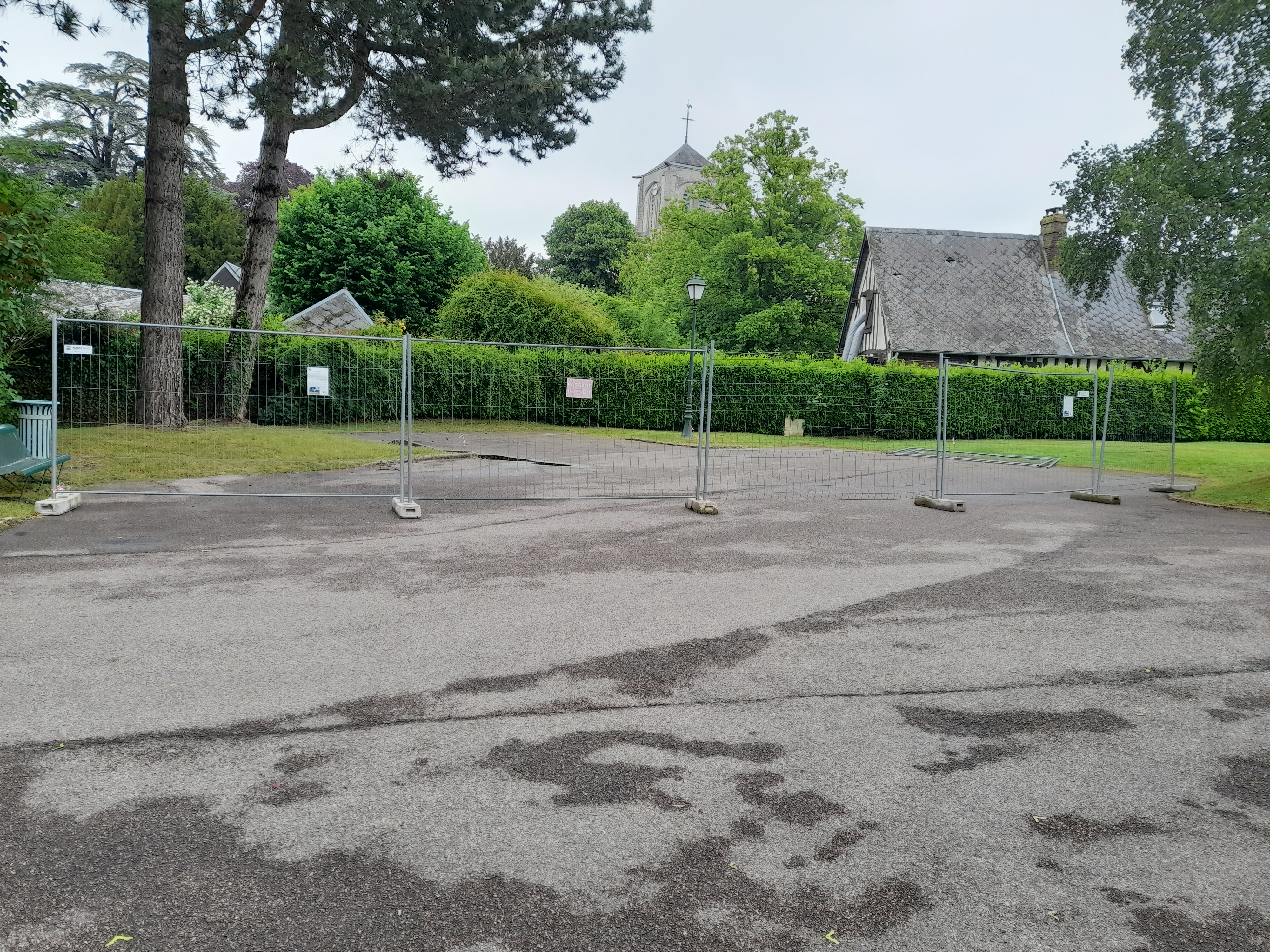 parking place du cloitre 1