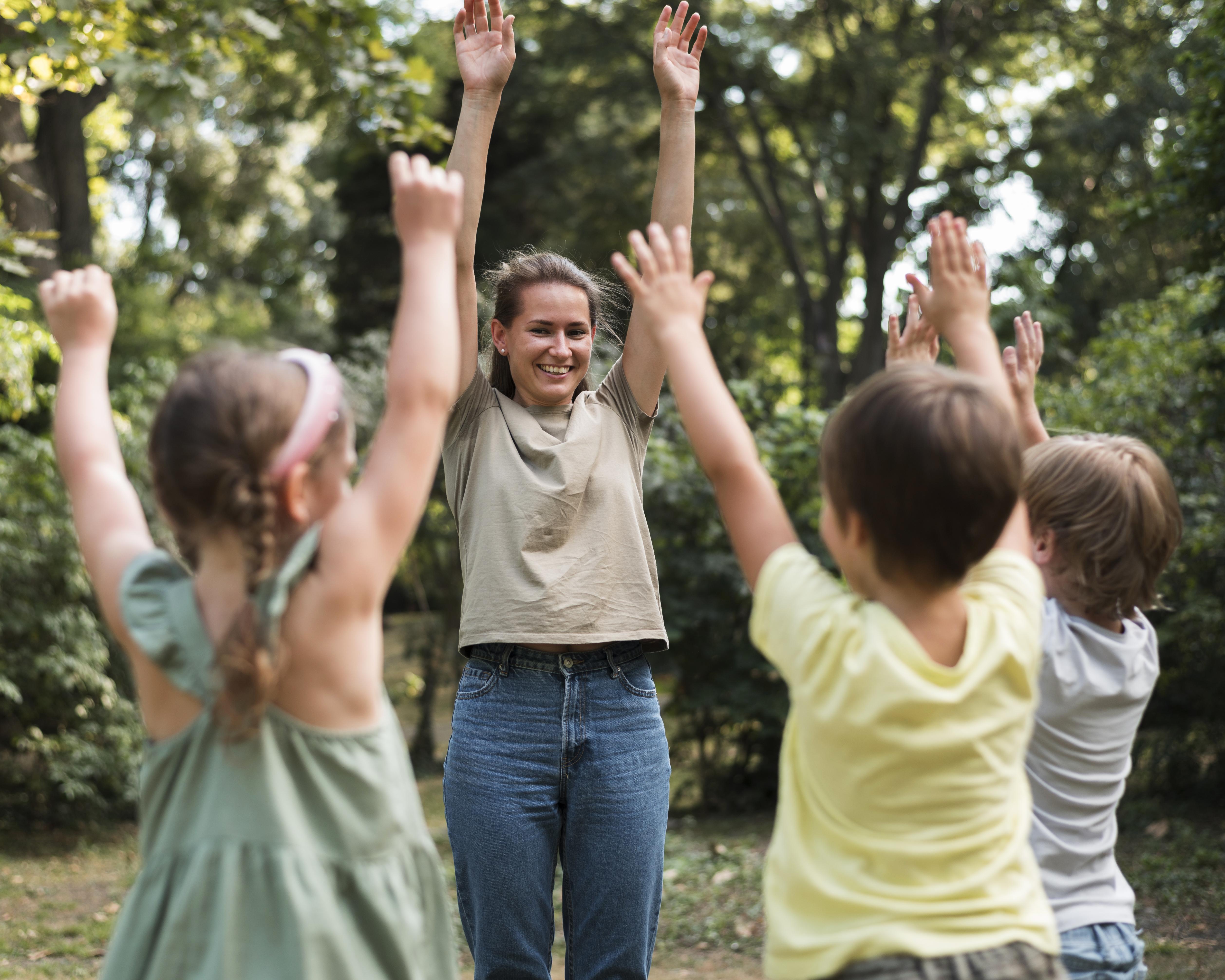 enseignant-enfants-exercant-exterieur