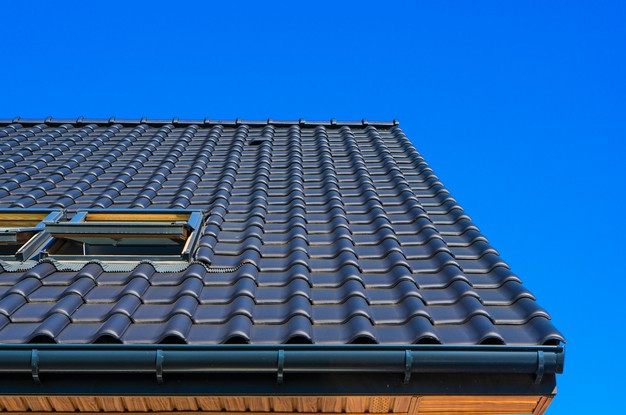 plan-rapproche-faible-angle-vertical-du-toit-noir-immeuble_181624-10654